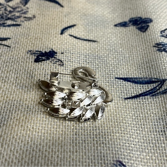 Noble Swan Statement Brooch - Picture 9 of 9